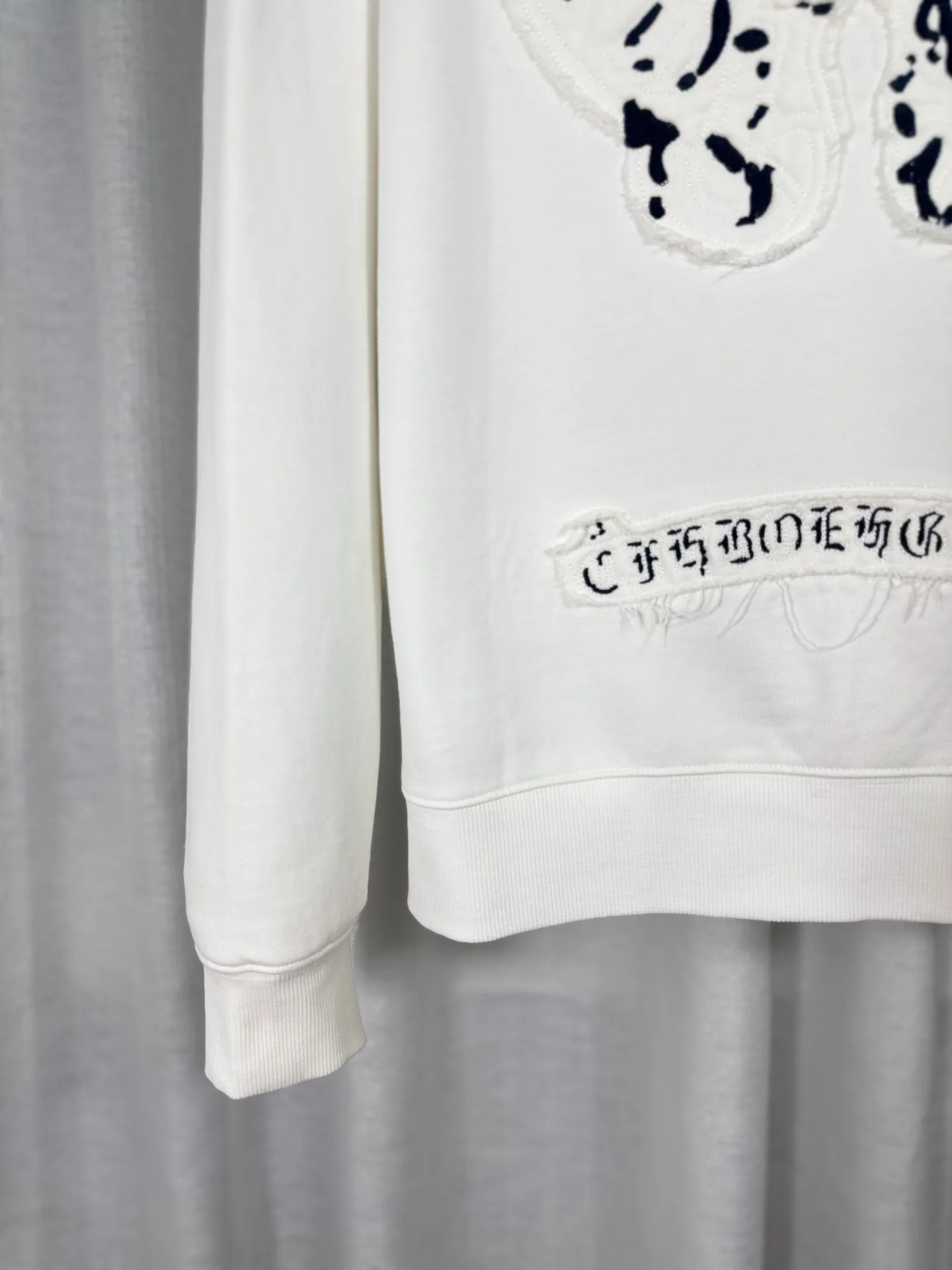 P260 top version, real shot without P, ​​different from market currency) 𝗖𝗵𝗿𝗼𝗺𝗲 𝗛𝗲𝗮𝗿𝘁𝘀/Cro Heart 2025 washed patch embroidery autumn and winter new original single counter American laser burnt 3D three-dimensional color embroidered couple casual sweatshirt 👑The highest version! Customized fabric 420g tripe terry fabric! American acid-washed and distressed original fabric laser burnt ✟appliqué embroidery and exquisite embroidery of letters! The best-selling model in the counter, very comfortable to wear. Accessories: original molded and authenticated collar label➕100% silk wash label. Genuine purchase-grade original hangtag➕matching hanging rope➕3D hanging beads➕original packaging bag. Craftsmanship: The original version has consistent wiring! The highest version of the armhole matching technique! Color: White Black Size: S M L XL Style No.: 25-303